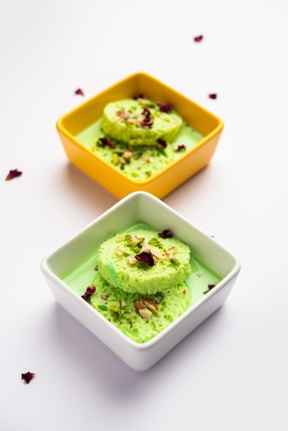 Pista Bread Rasmalai est la version modifiée du Ras malai traditionnel utilisant des tranches de pain