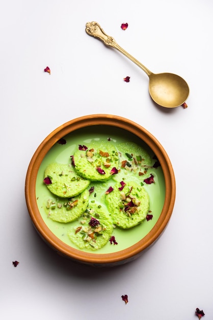 Pista Bread Rasmalai est la version modifiée du Ras malai traditionnel utilisant des tranches de pain