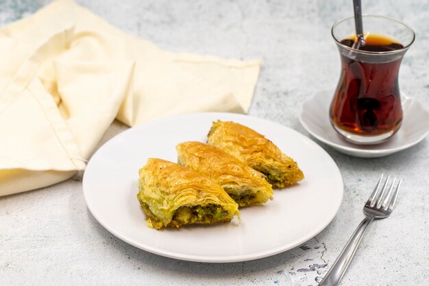 Pistache baklava Sobiyet sur fond de pierre Delicacies de la cuisine turque traditionnelle en gros plan