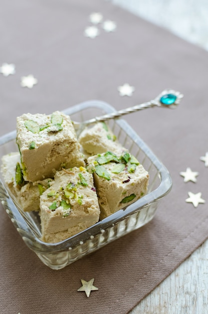 Pistache Halva sur table en bois