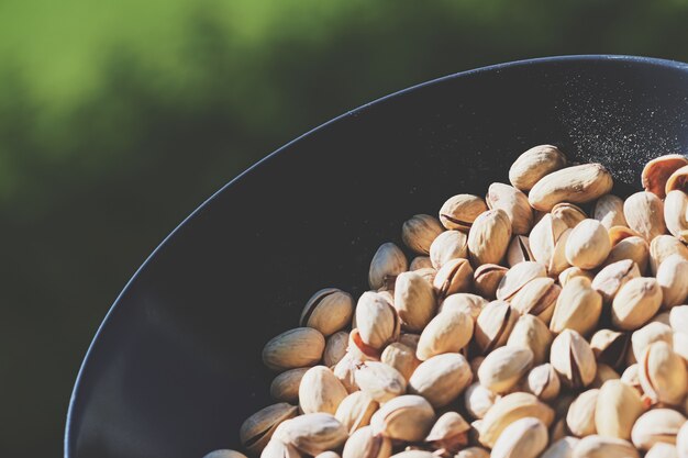 Pistaches biologiques au soleil fond d'aliments sains et de collations