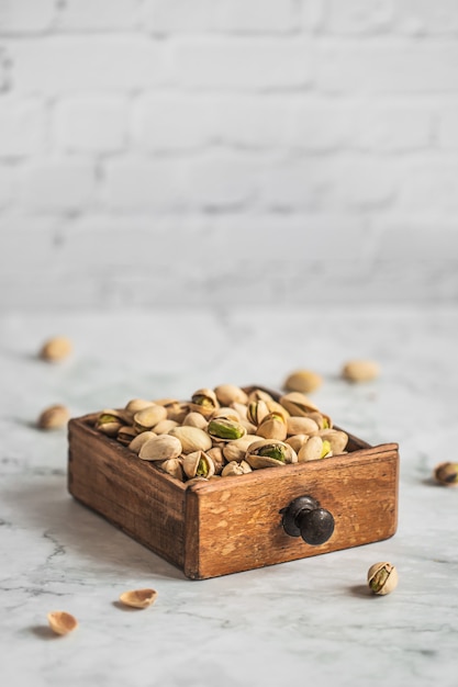 Pistaches concassées et séchées dans un bol en bois