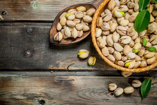 Pistaches dans un panier avec des feuilles