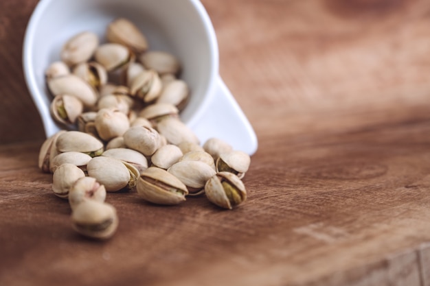 Pistaches dans une tasse blanche