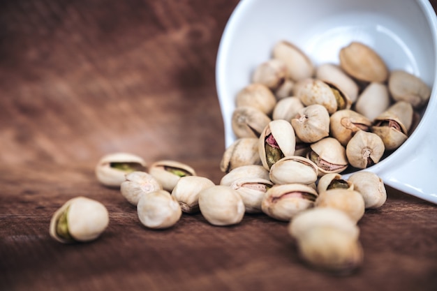 Pistaches dans une tasse blanche