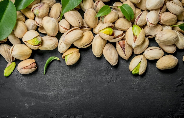 Pistaches avec des feuilles