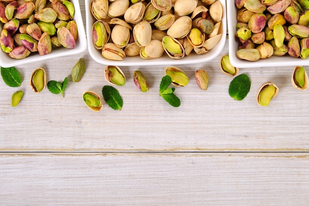 Pistaches sur fond en bois blanc