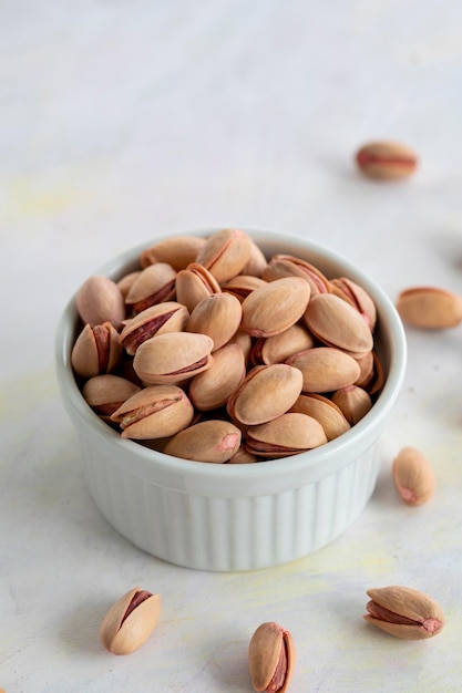 Pistaches sur un fond en bois blanc