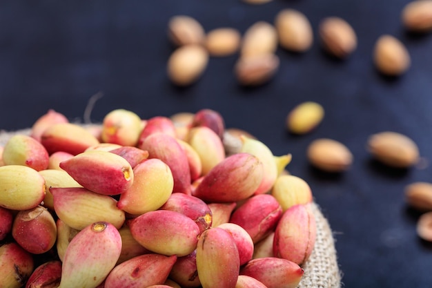 Pistaches fraîches dans un sac