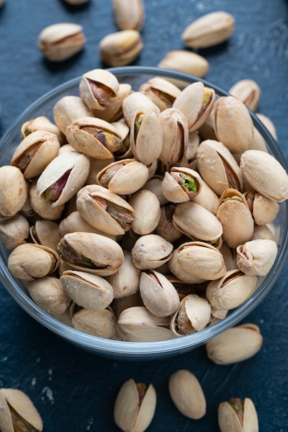 Pistaches grillées et salées dans un bol en verre