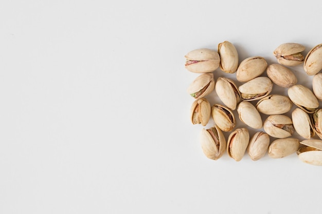 Pistaches isolées sur fond blanc avec espace de copie pour votre vue de dessus de texte Modèle de mise à plat