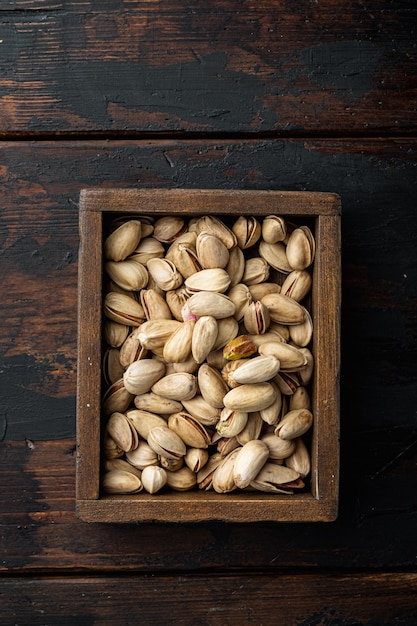 Pistaches non salées sur la vieille table en bois