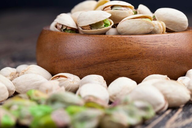 Pistaches prêtes et frites au sel pour le goût