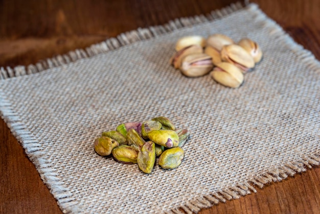 Pistaches sur table en bois rustique