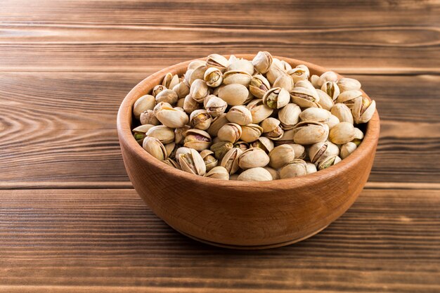 Pistaches sur une table en bois