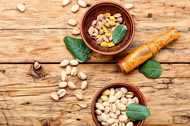 Pistaches sur table en bois