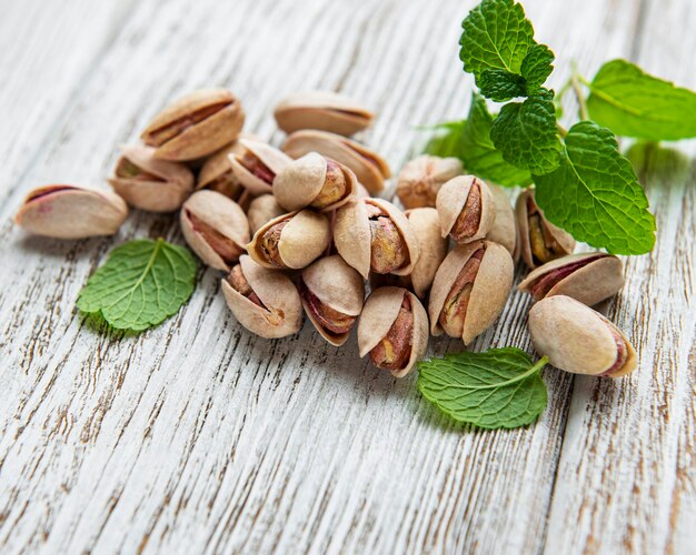 Les pistaches sur une vieille table en bois