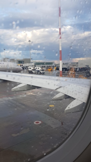 Piste d'aéroport vue à travers la fenêtre de l'avion