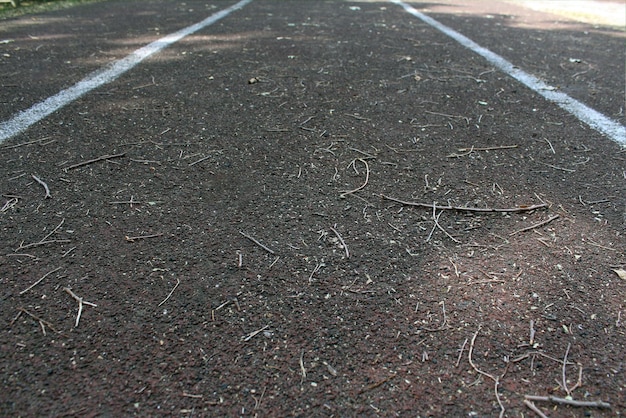 Piste d'athlétisme sur le terrain de sport Piste d'athlétisme au stade vue d'en bas