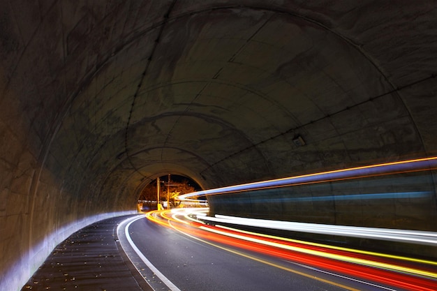 Piste de circulation dans le tunnel