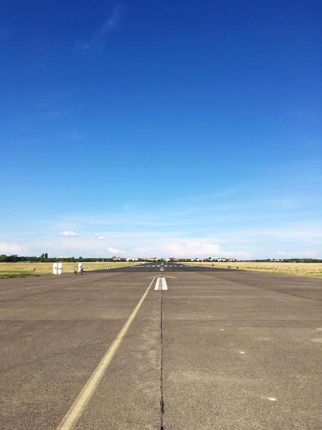 Photo piste contre le ciel bleu