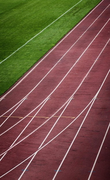 Piste de course dans le stade de football. Piste