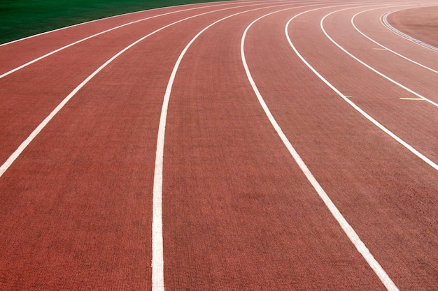 Piste de course rouge dans le stade