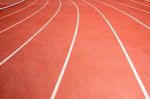 piste de course rouge sur le stade athlétique