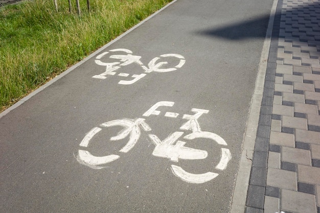 Piste cyclable goudronnée avec marquage pour passages piétons