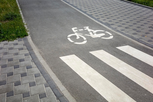 Piste cyclable goudronnée avec marquage pour passages piétons