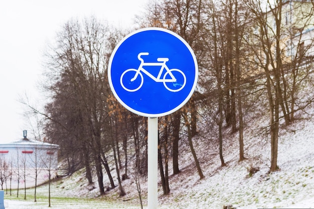 Piste cyclable en hiver. Signe de vélo dans la neige