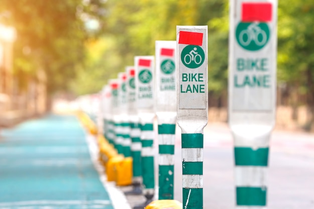 Piste cyclable peinte en vert dans la rue