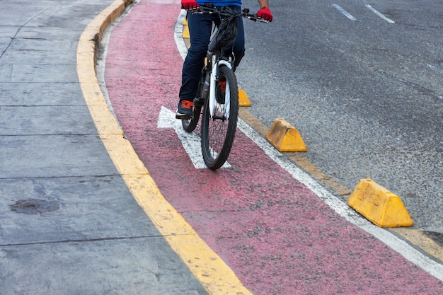 Piste cyclable rouge cycliste