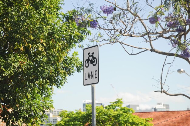 Piste cyclable signe sur un poteau