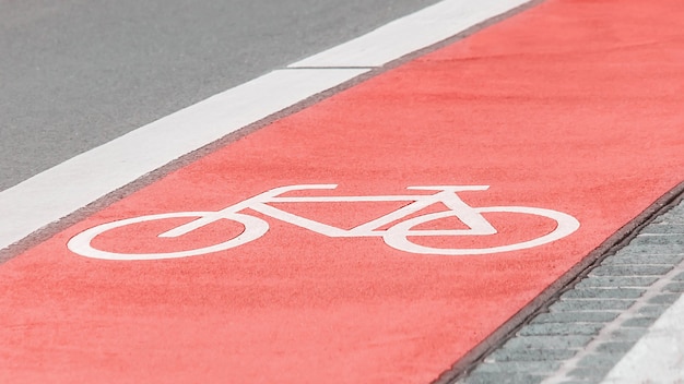 Piste cyclable avec un symbole de vélo sur la route goudronnée, route allemande