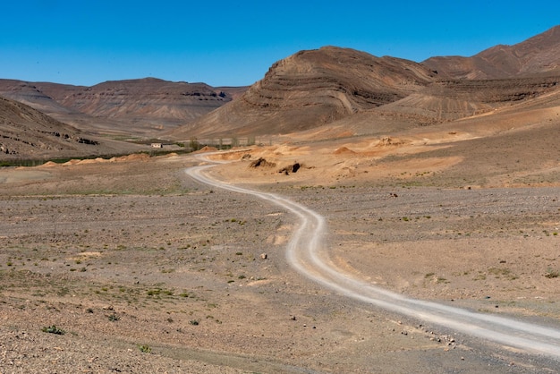 La piste du col de Tizi nOuano s'élève dans les paysages minéraux des montagnes de l'Atlas au Maroc