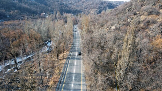 La piste est entre la gorge et la forêt d'automne