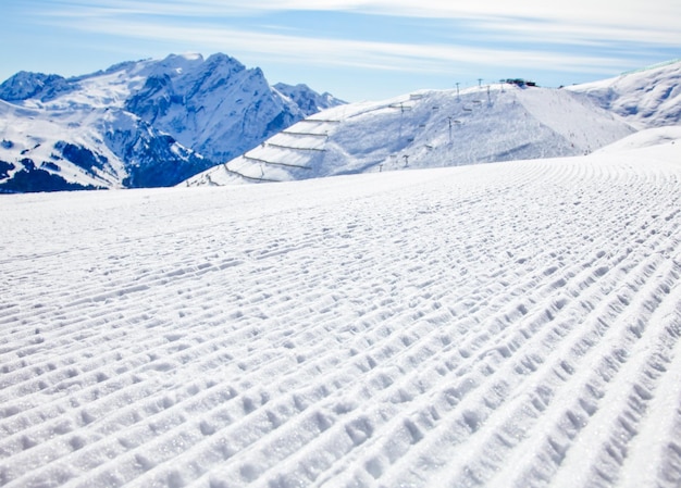 Piste fraîchement damée sur une piste de ski à la station de ski de Val Di Fassa en Italie