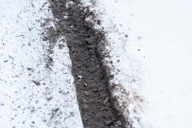 Une piste d'ornière hors route de la voiture, de la saleté et de la boue