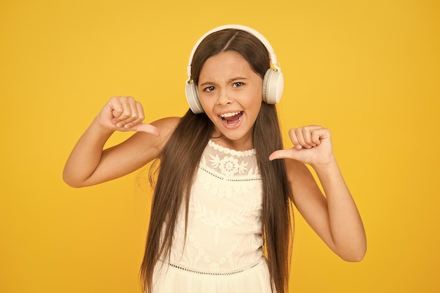 Piste préférée Ajouter une chanson à la liste de lecture Écouter de la musique Fille avec un casque Concept de technologies modernes Enfant heureux dans les écouteurs Concept audio Enfant profiter de la musique moderne Acheter un nouvel appareil de musique