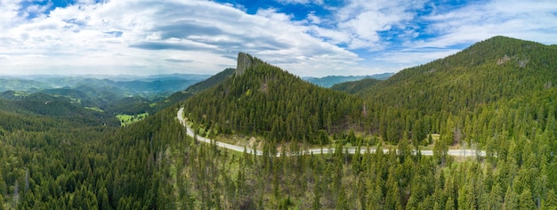 Une piste sinueuse ressemble à des pentes de montagnes de rhodope avec vue panoramique sur les forêts