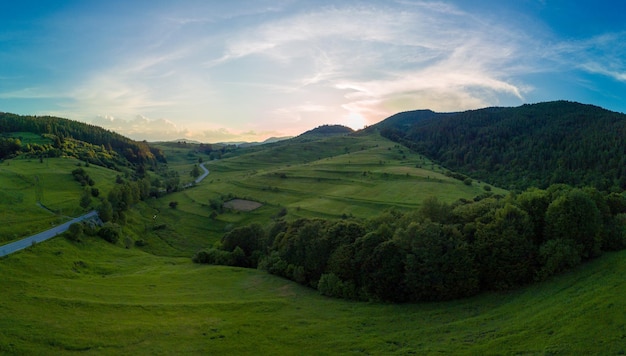 Une piste sinueuse ressemble à des pentes de montagnes de rhodope avec vue panoramique sur les forêts