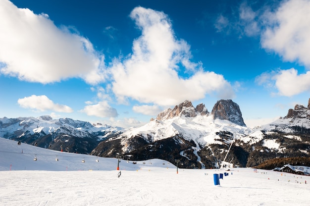 Piste de ski dans la station de ski dans les Alpes des Dolomites. Val Di Fassa, Italie