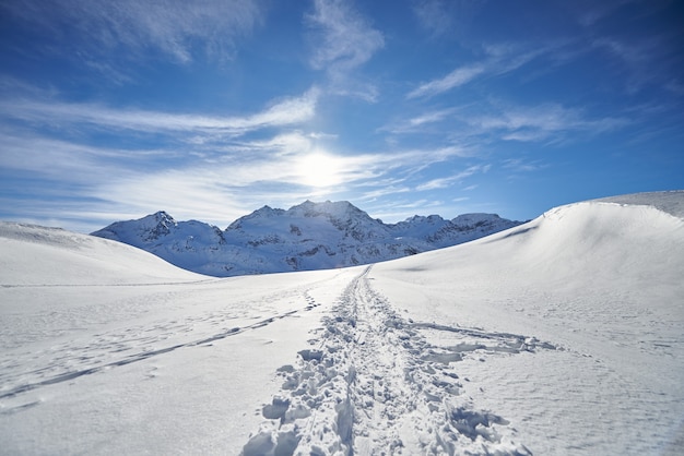 Piste de ski de randonnée dans les Alpes suisses