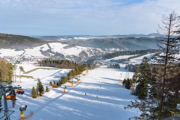 Piste de ski à la station de ski Slotwiny Arena lors d'une journée ensoleillée