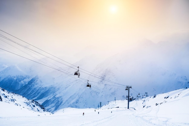 Piste de ski et téléphérique sur la station de ski Elbrouz. Caucase, Fédération de Russie. Paysage d'hiver