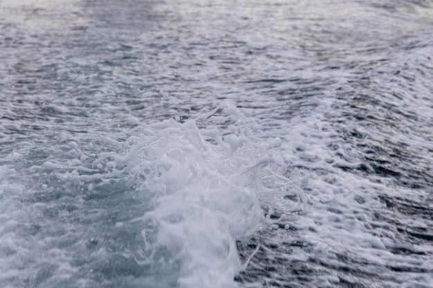 Piste des vagues de la mer restant derrière le fond de texture gros plan du bateau