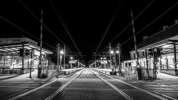 Photo pistes de chemin de fer éclairées