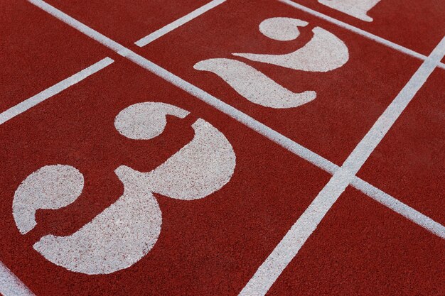 Pistes de course numérotées du stade