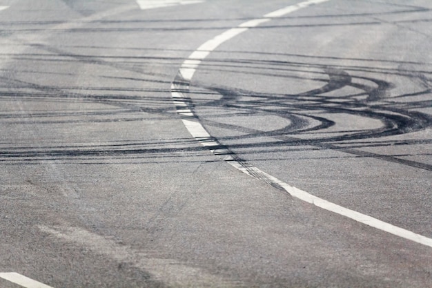 Pistes de freinage d'urgence sur l'autoroute